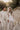 Vertrag Hochzeitsreportage Hochzeitsfotograf Brautpaar Mallorca läuft Richtung Kamera