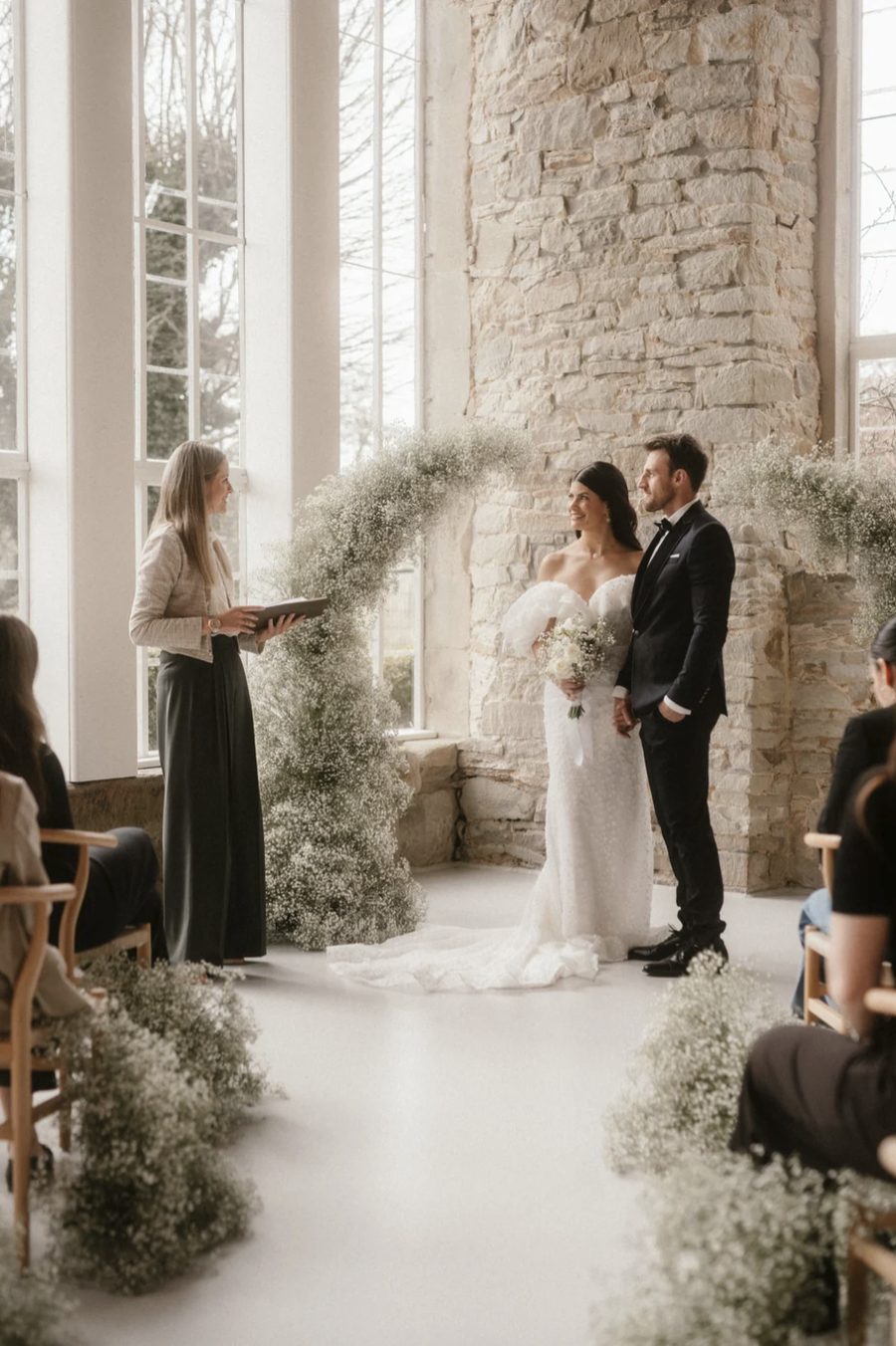 Freie Trauung vor Schleierkraut-Bogen im Wedding Workshop
